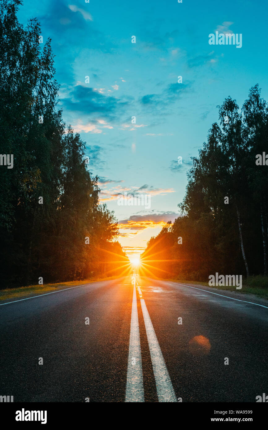 Lever de soleil sur l'Asphalte Pays Route ouverte sous le soleil de matin ou soir. La route ouverte en été ou en automne Saison au coucher et au lever du soleil temps ensoleillé Banque D'Images
