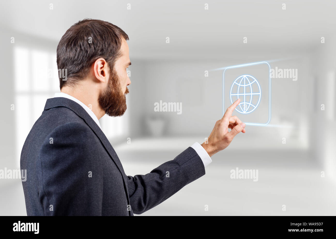 Vue arrière sur businessman touche icône mondiale virtuelle. Sur fond blanc. Banque D'Images