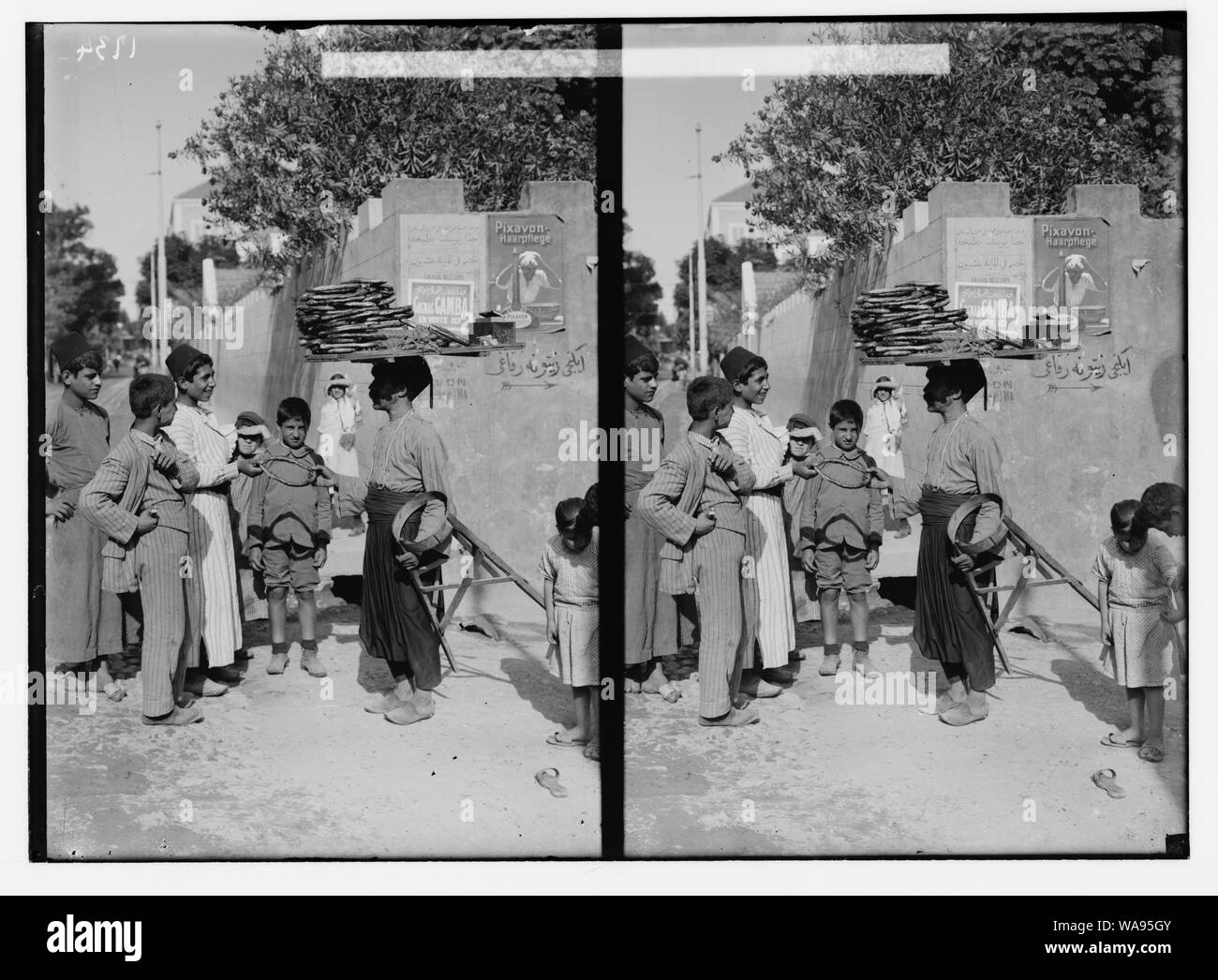 Caractères et industries, etc. la vente des gâteaux dans la rue de Beyrouth Banque D'Images