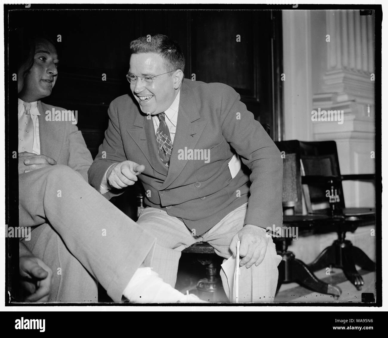 Hollywood frais monnaie courante avec le communisme. Washington, D.C., le 18 août. Hollywood, accueil de l'industrie du cinéma, est un haut lieu du communisme Edward F. Sullivan, ace chercheur principal de l'enquête Comité spécial de la Chambre activités antiaméricaines, accusé aujourd'hui dans son rapport au comité. Sullivan a parlé d'une réunion à Los Angeles suivi par les acteurs du film à laquelle un fonds a été soulevée à l'aide des loyalistes en Espagne, 8/18/38 Banque D'Images