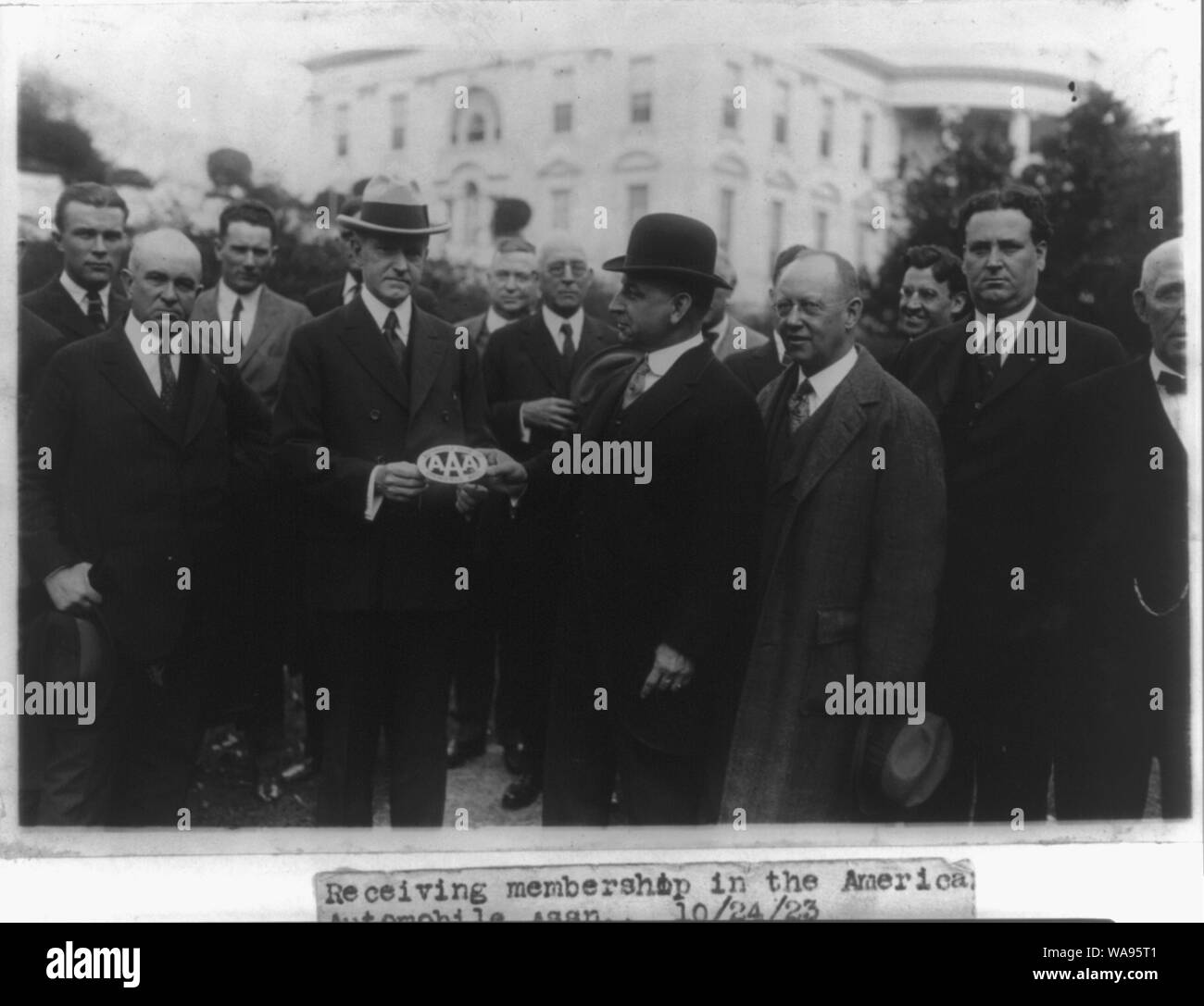 Charles A. Frazer présente Président Coolidge avec un emblème de l'Association américaine de l'automobile avant d'un petit rassemblement de membres de l'AAA sur la pelouse de la Maison Blanche Banque D'Images