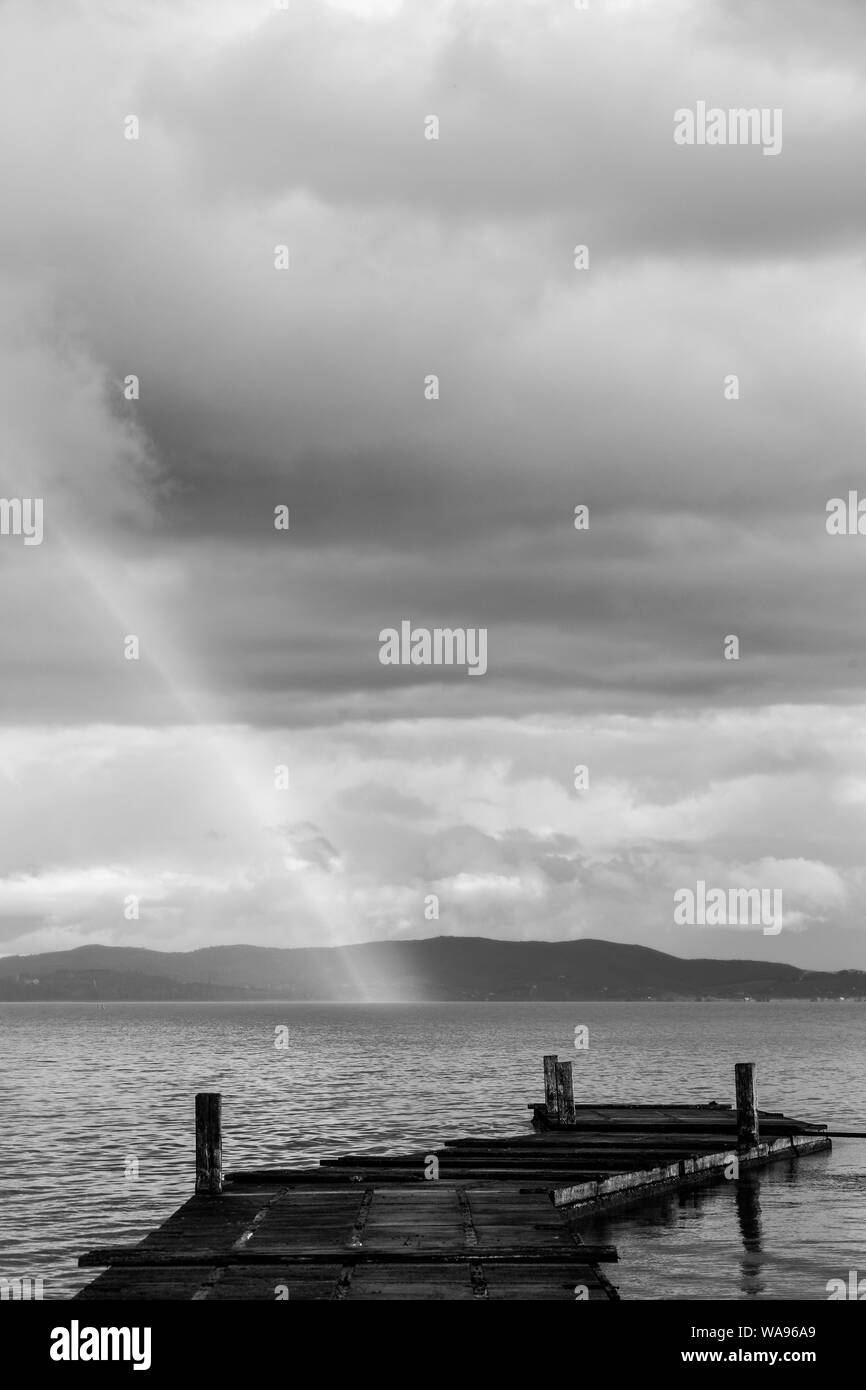 Belle vue sur un arc-en-ciel sur un quai sur un lac Trasimeno (Ombrie, Italie) Banque D'Images