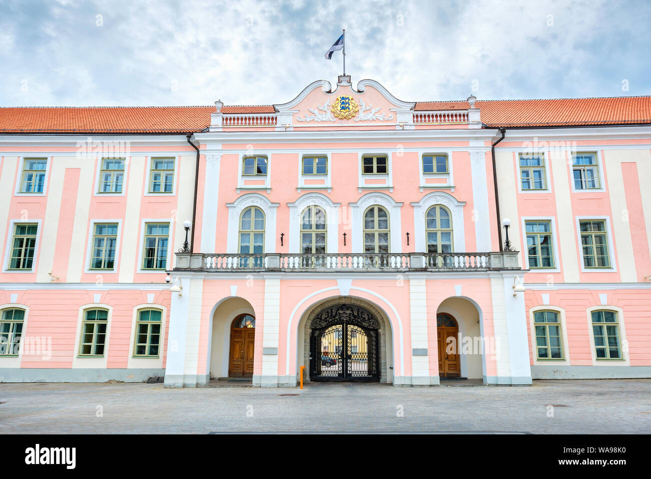Vue de parlement estonien (Riigikogu) immeuble sur la colline de Toompea. Tallinn, Estonie, Europe Banque D'Images