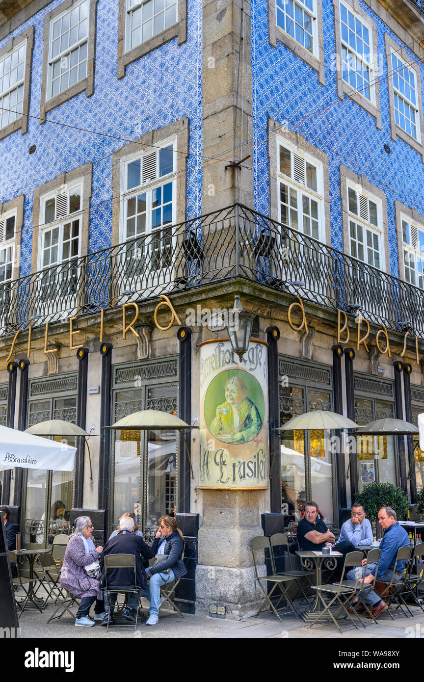 Le Café Brasileira, un extrait traditionnel vieux cafe décorée de tuiles azulejo. dans le centre de Braga, au nord-ouest du Portugal. Banque D'Images