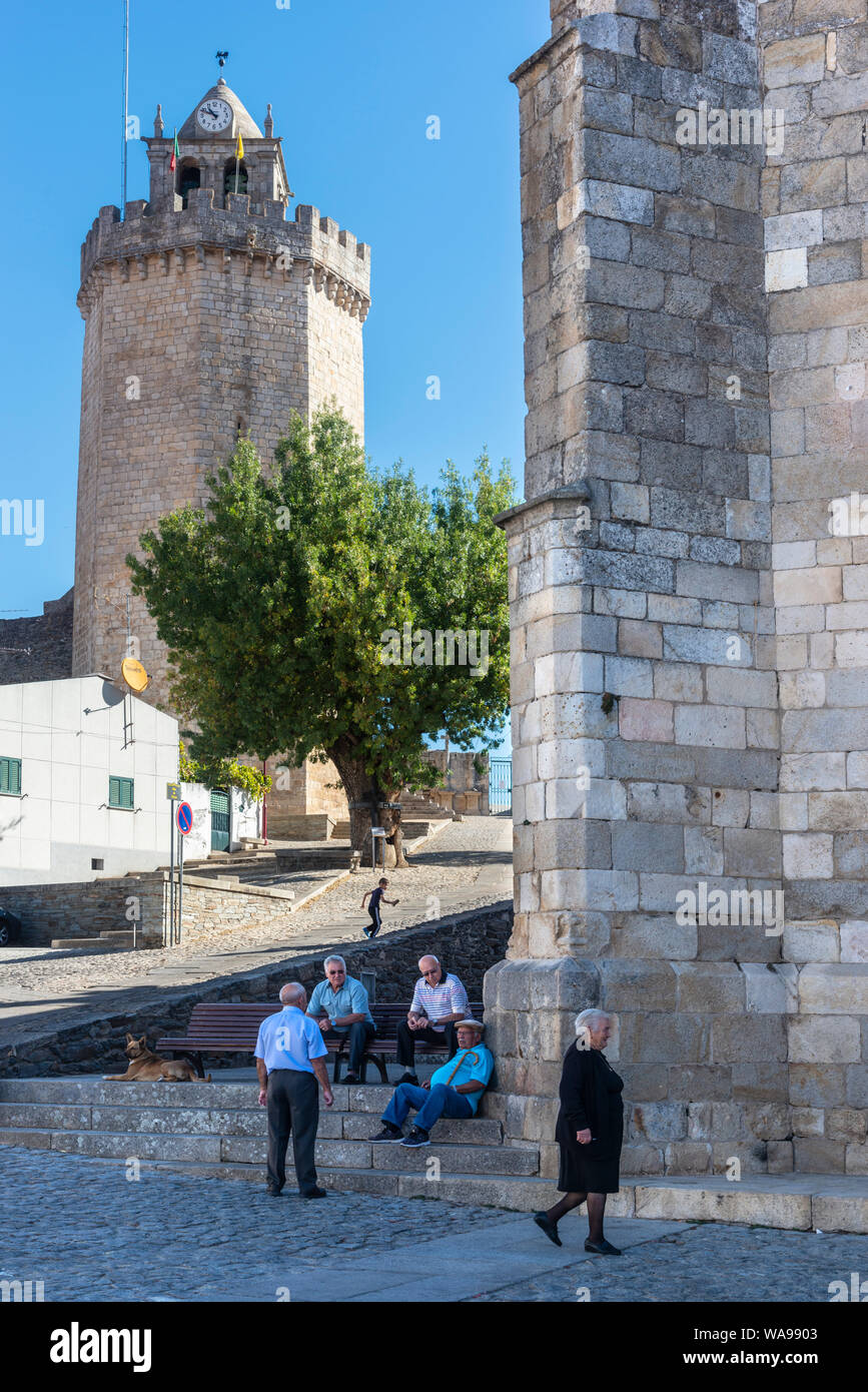 La population locale chating par l Eglise, avec le château en arrière-plan, dans le Trás-os-Montes e Alto Douro Province de Nort Banque D'Images