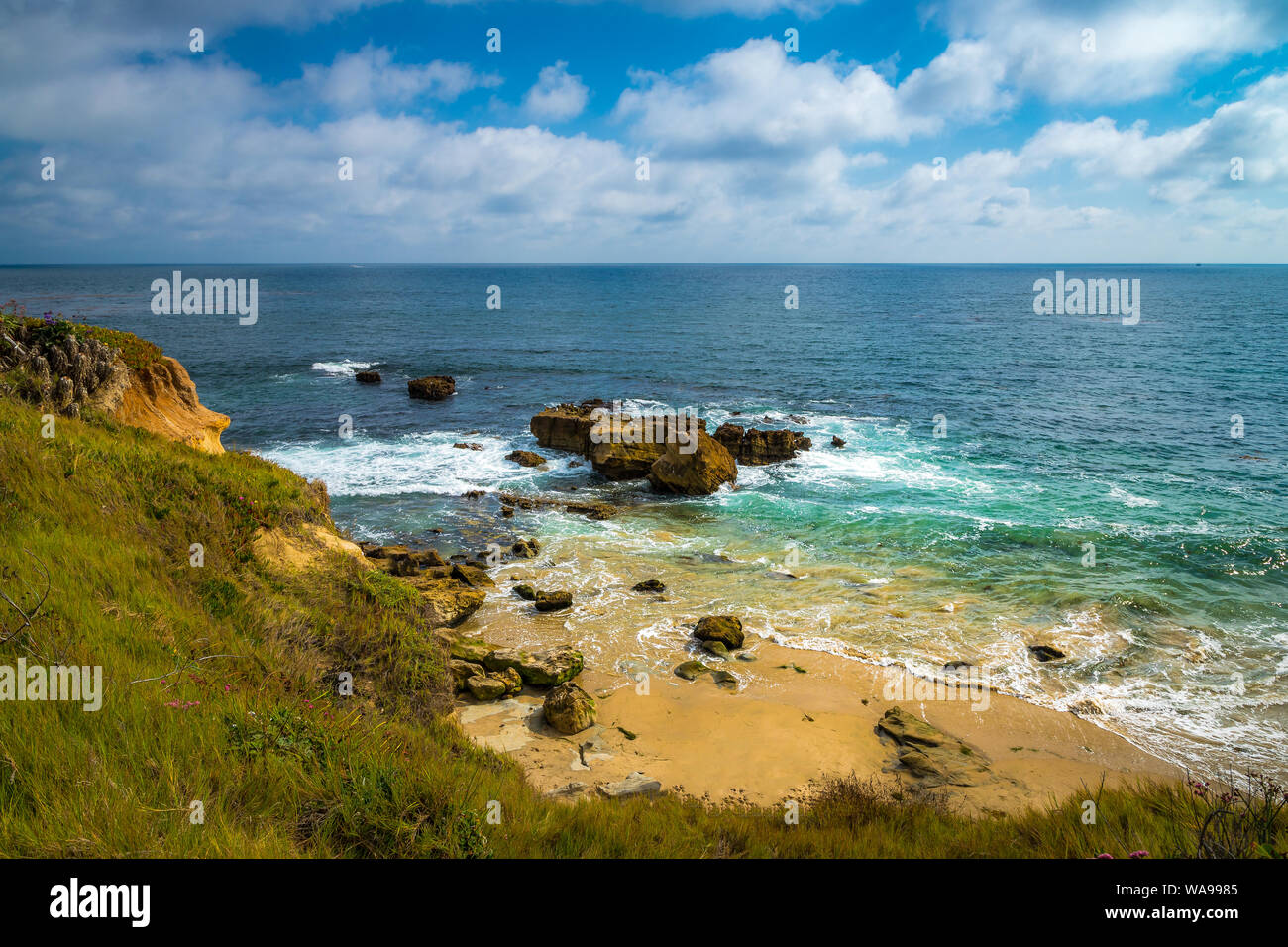 Beau bleu turquoise et de l'eau avec vagues se briser dans des formations rocheuses sur une journée ensoleillée, Laguna Beach, Californie Banque D'Images