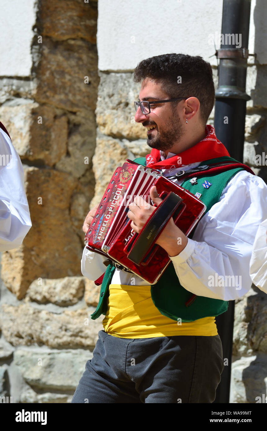EVOLENE, SUISSE - Le 14 août : Groupe folklorique italien de l'Ernici montagnes en costumes traditionnels : 14 août 2019, d'Evolène en Suisse Banque D'Images