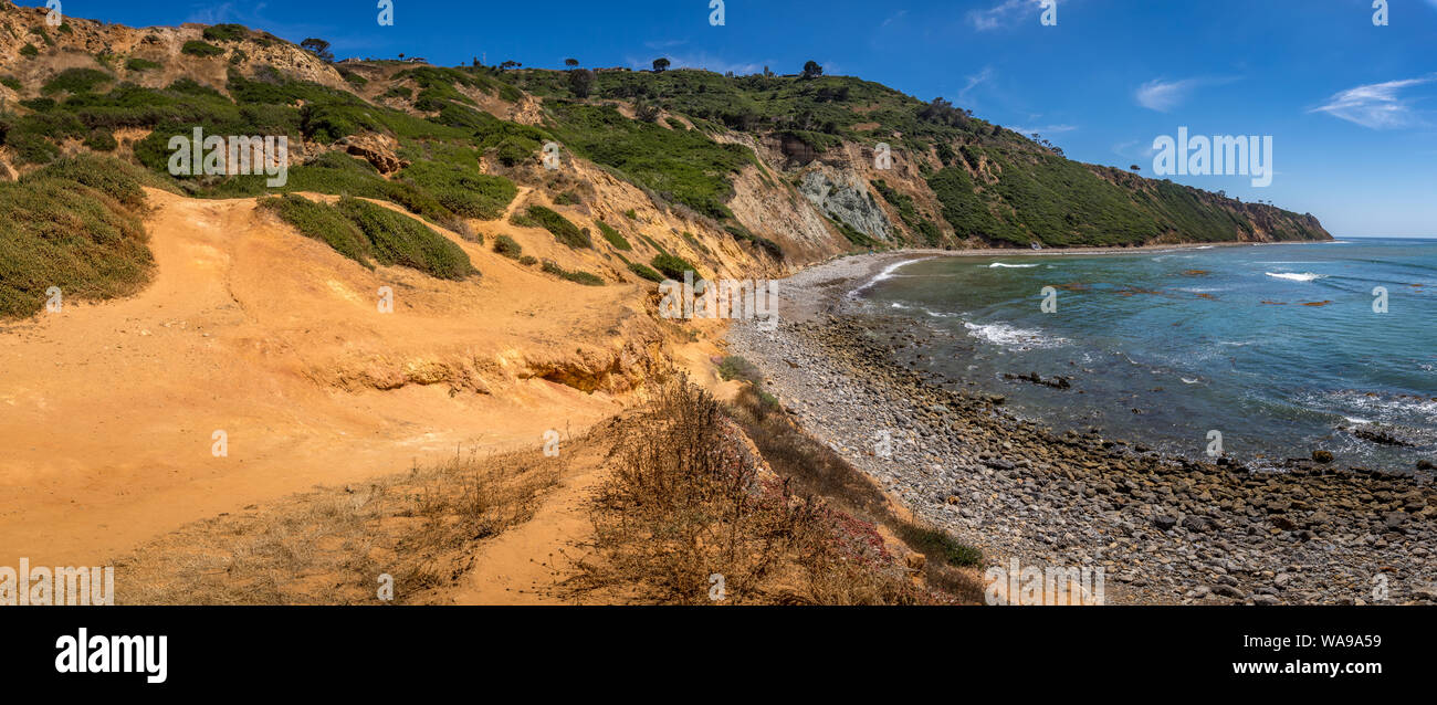 Vue panoramique sur le sud du littoral de la Californie avec de hautes falaises, côte rocheuse, et les vagues s'écraser sur la plage sauvage, Flat Rock Point, Palos Verde Banque D'Images
