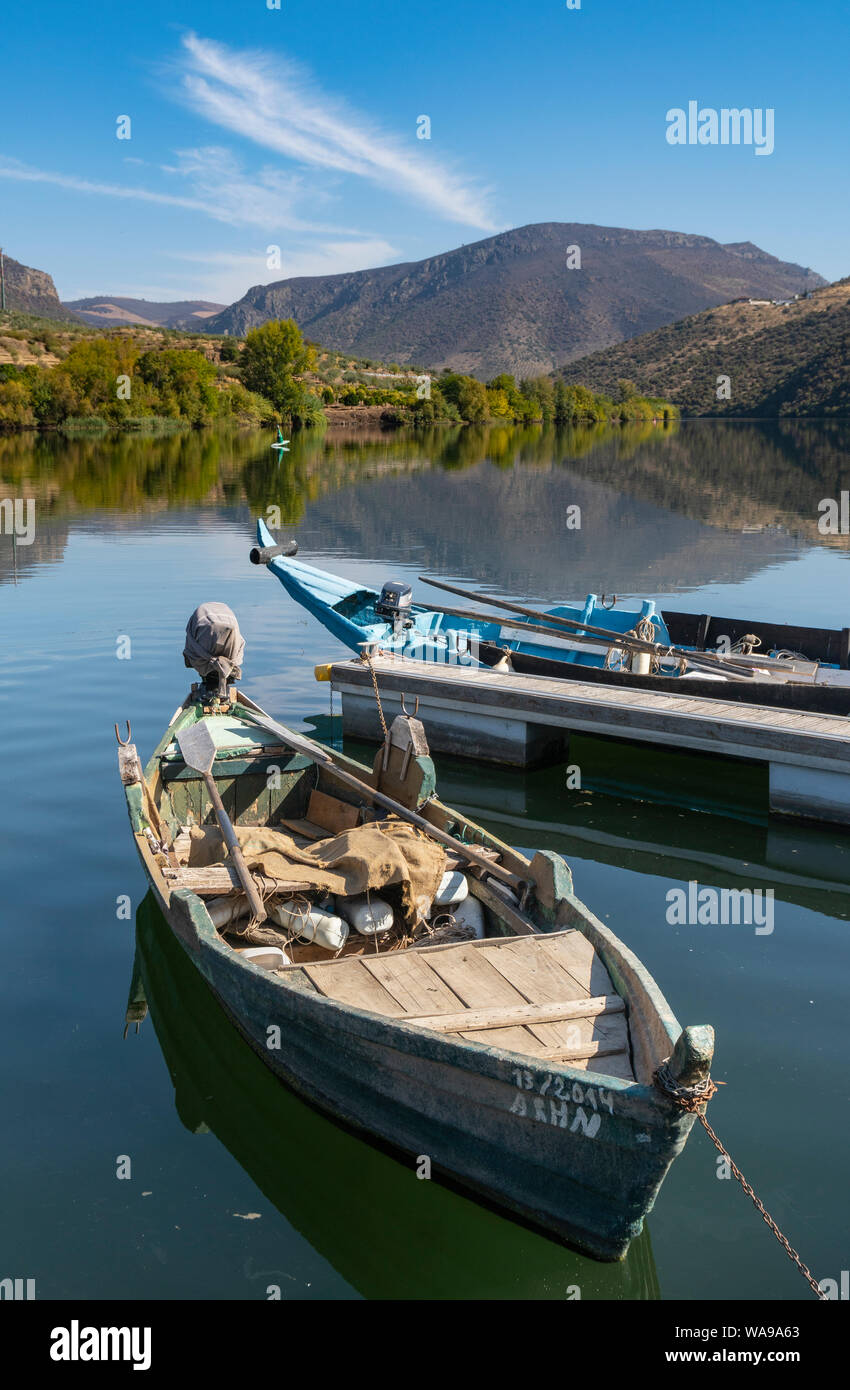 Bateaux de pêche traditionnelle sur le fleuve Douro à Barca de Alva dans le Parc Naturel International du Douro, dans le Tras-os-Montes e Alto Douro région de N Banque D'Images