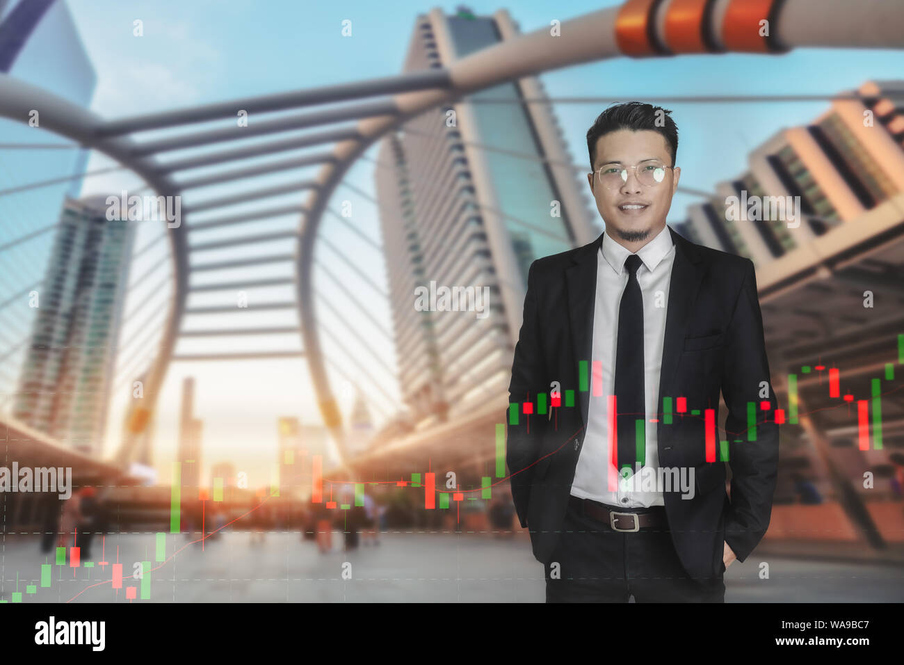 Les hommes d'affaires asiatiques dans la ville avec la lumière du matin et Stock graphique, concept de l'investisseur. Banque D'Images