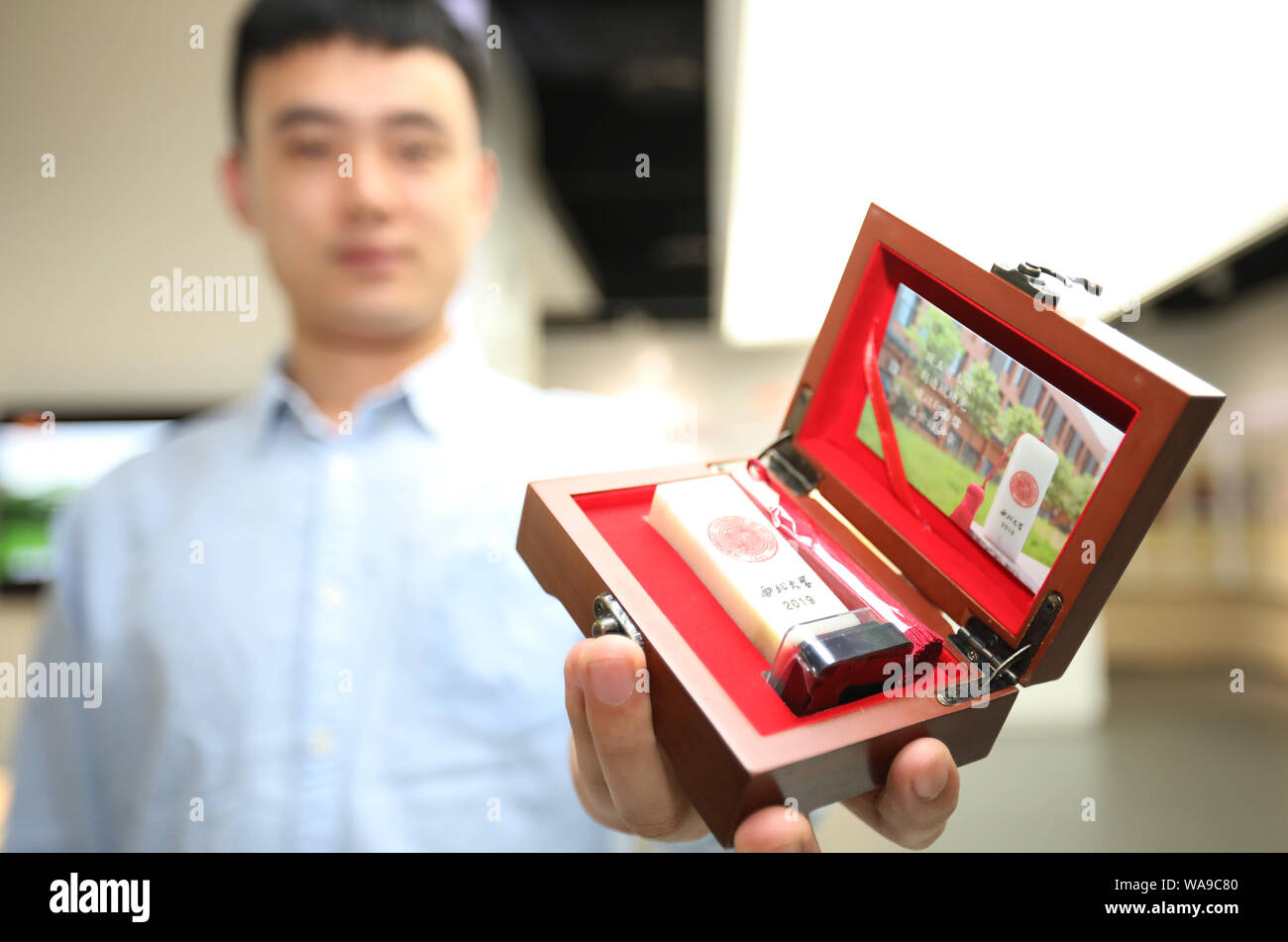 Un étudiant avancé montre son timbre sur mesure comme le cadeau de graduation spéciale à l'Université du nord-ouest de la ville de Xi'an, province du Shaanxi du nord-ouest de la Chine Banque D'Images