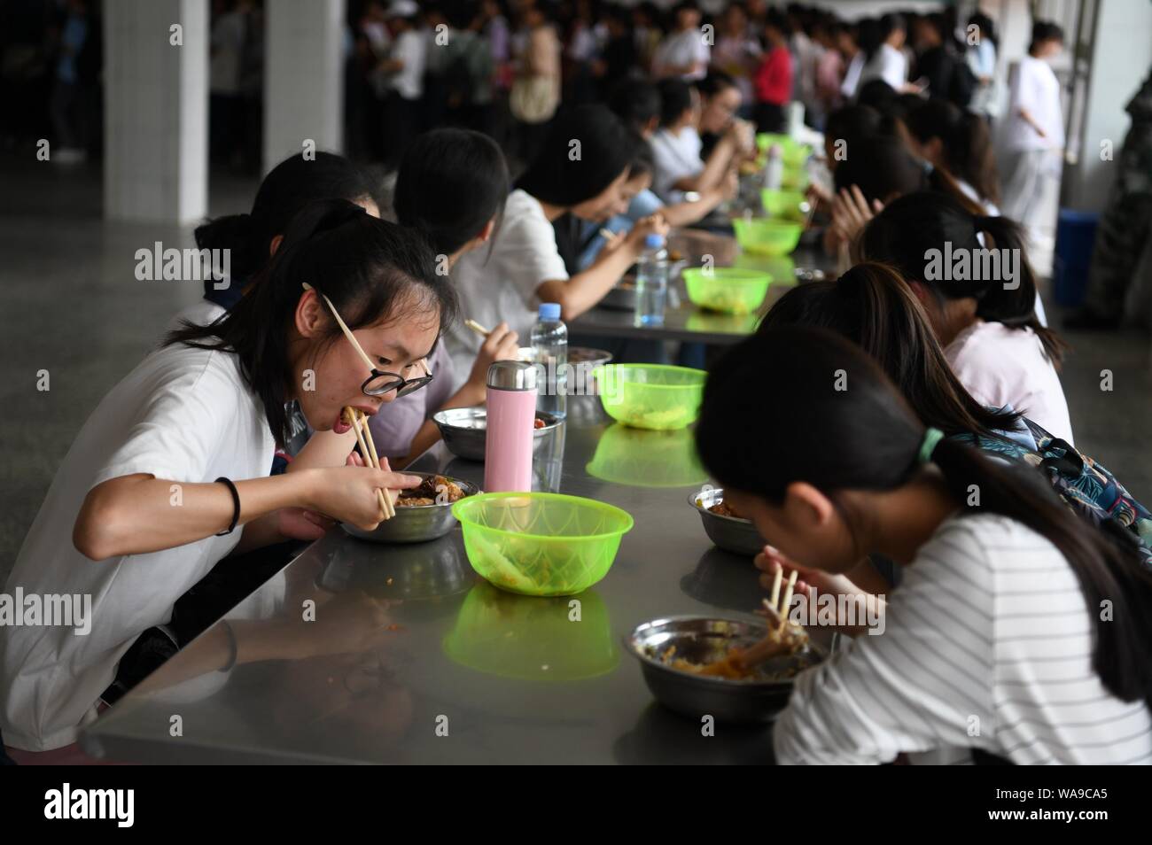 Les étudiants chinois qui font partie de l'Assemblée National College Examen d'entrée, mieux connu sous le gaokao, repas de midi à la cantine dans une école secondaire de Linyi Mula Banque D'Images
