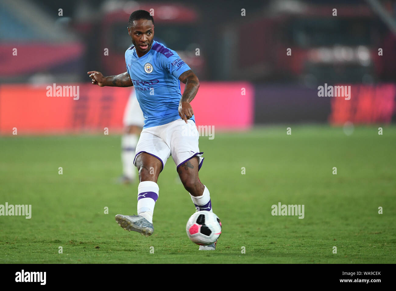 Raheem Sterling de Manchester City F.C. de champions de la Ligue anglaise coups la balle contre West Ham United Football Club en demi-finale la du Premier Ministre Banque D'Images