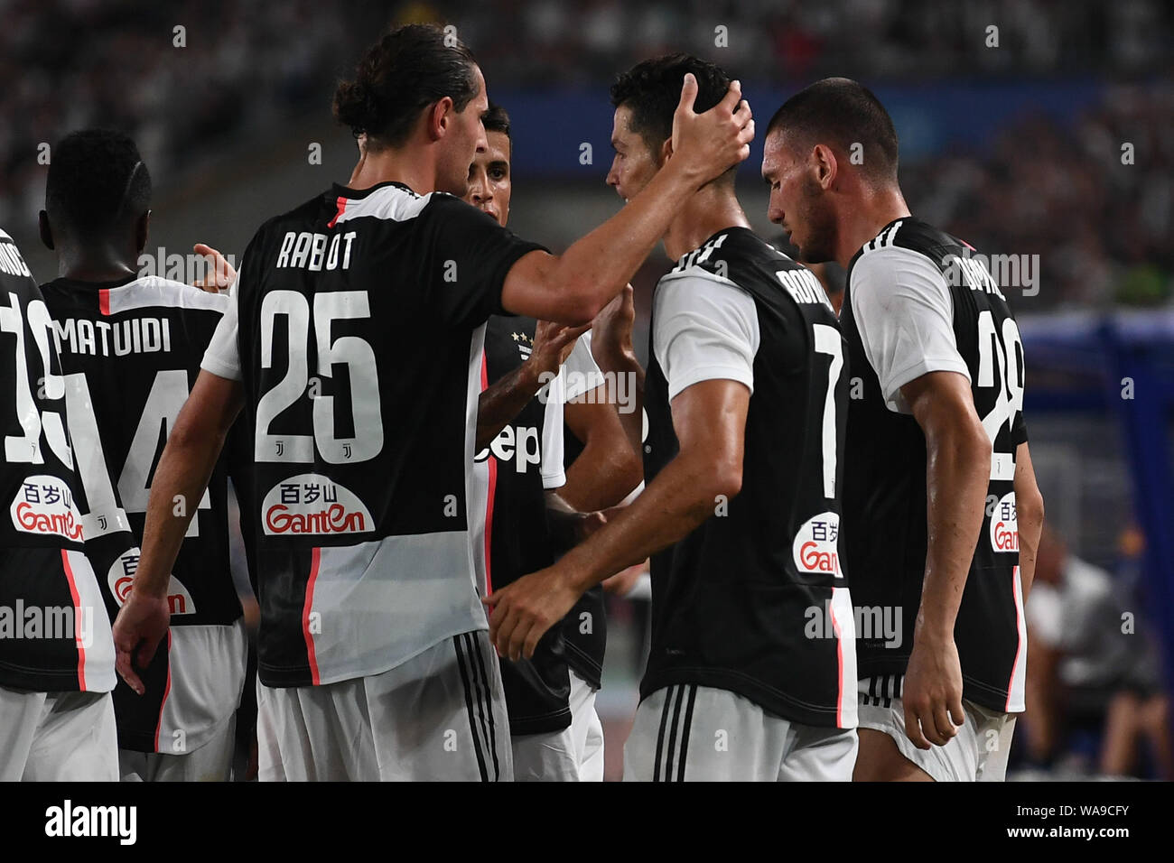 Joueur de football portugais Cristiano Ronaldo, droite, de la Juventus F.C. célèbre avec ses coéquipiers après avoir marqué contre l'Inter Milan au cours de la 2019 Banque D'Images