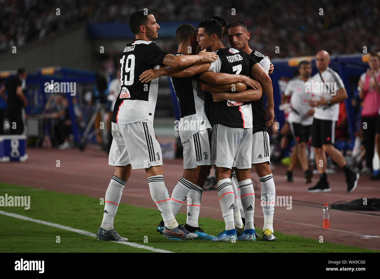 Joueur de football portugais Cristiano Ronaldo, droite, de la Juventus F.C. célèbre avec ses coéquipiers après avoir marqué contre l'Inter Milan au cours de la 2019 Banque D'Images