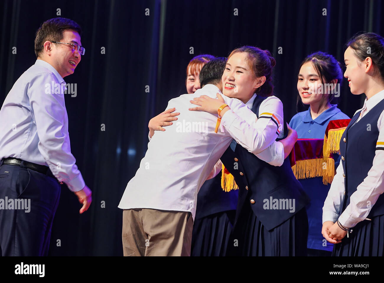 Jack Ma ou Ma Yun, centre, président du géant de l'e-commerce chinois Alibaba Group, interagit avec les élèves normaux pour enseigner dans les zones rurales au cours d'un lancer Banque D'Images