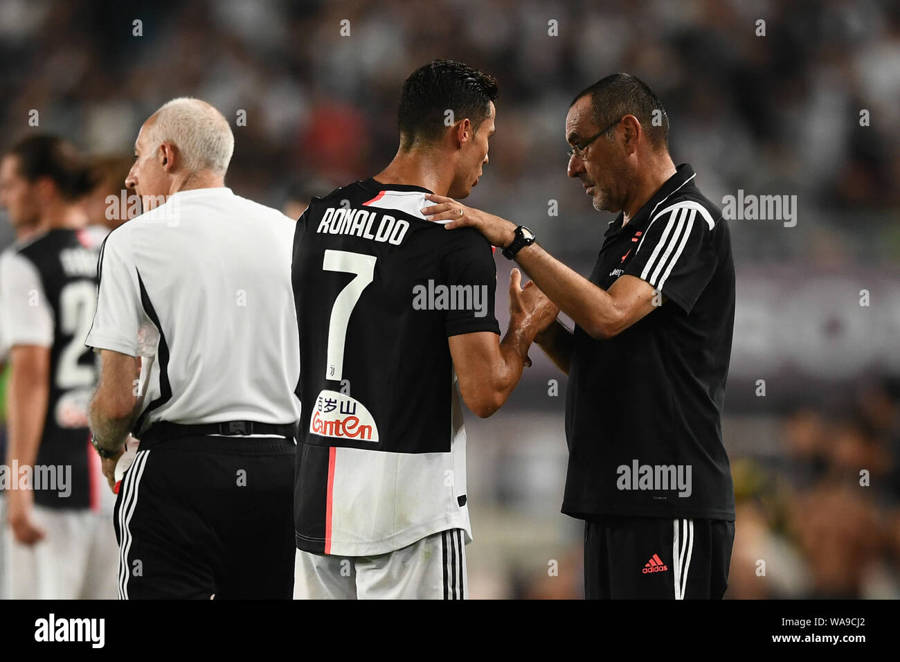 Joueur de football portugais Cristiano Ronaldo, la gauche de la Juventus F.C. parle à son entraîneur Maurizio Sarri alors qu ils se mesureront au cours de l'Inter Milan Banque D'Images