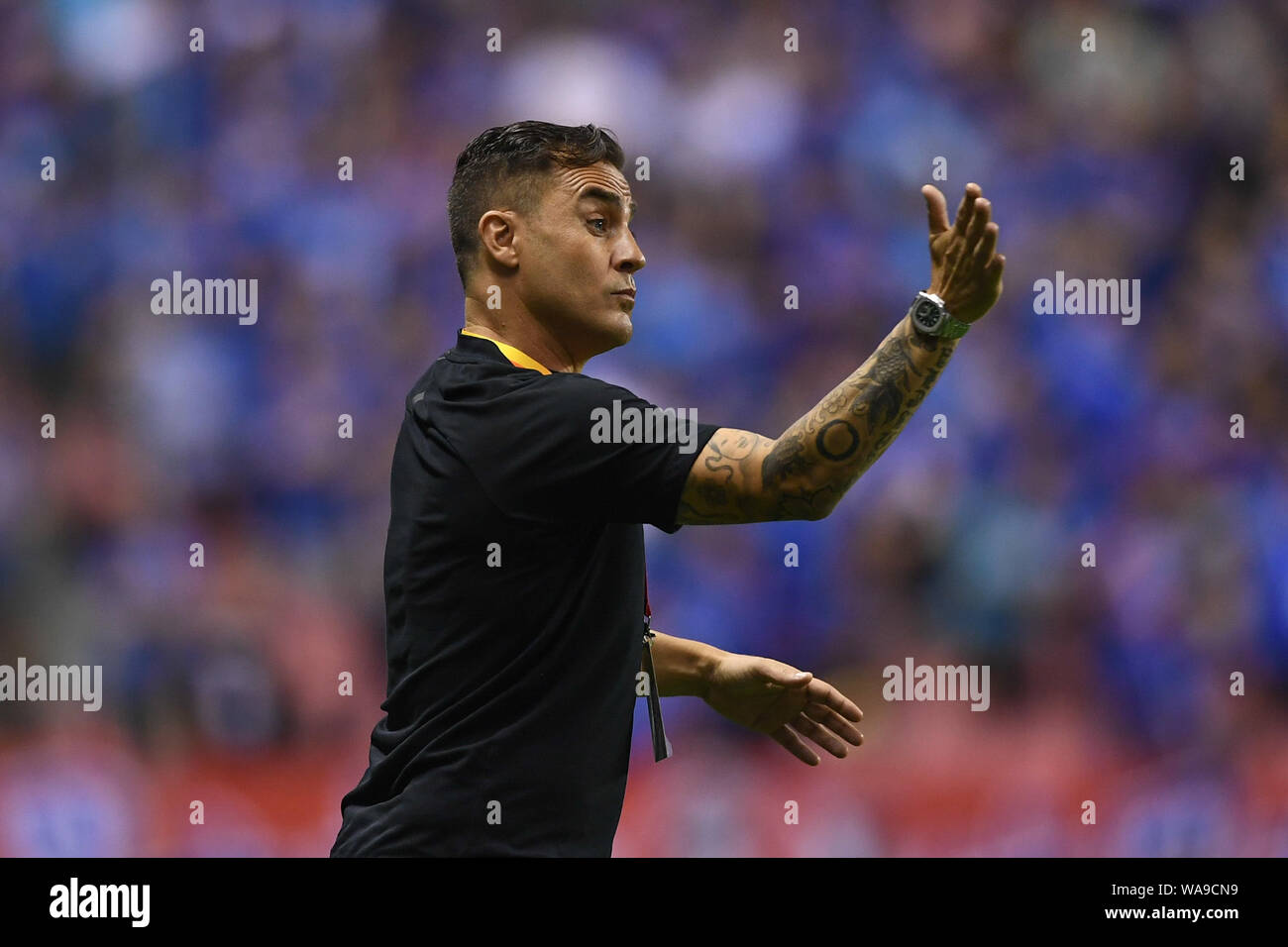 L'entraîneur-chef Fabio Cannavaro de Guangzhou Evergrande Taobao célèbre pendant qu'il observe ses joueurs contre Shanghai Shenhua notation du Groenland dans leurs 15t Banque D'Images