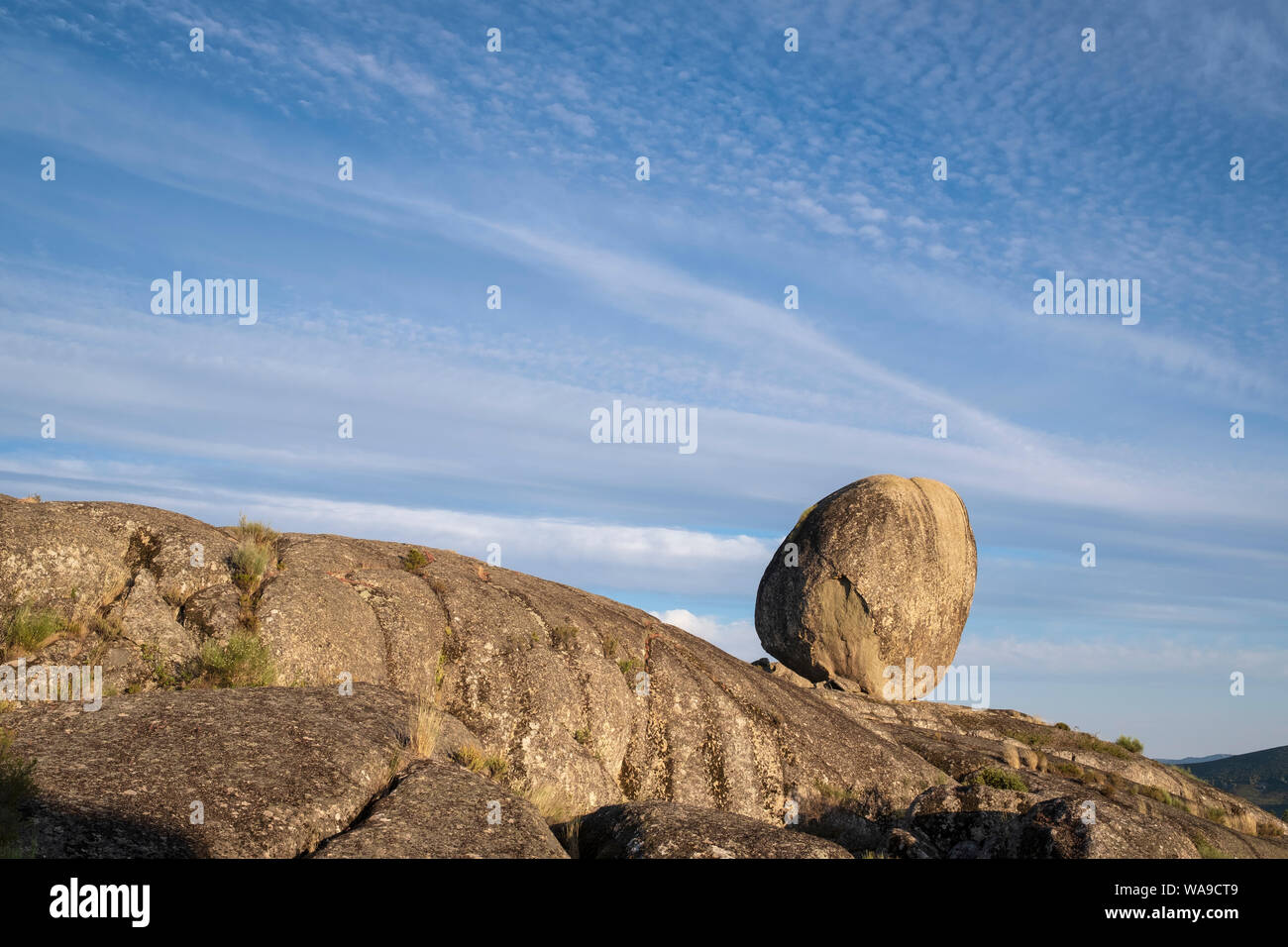 Bloc de granite ronde. Province de Cáceres. L'Estrémadure. L'Espagne. Banque D'Images
