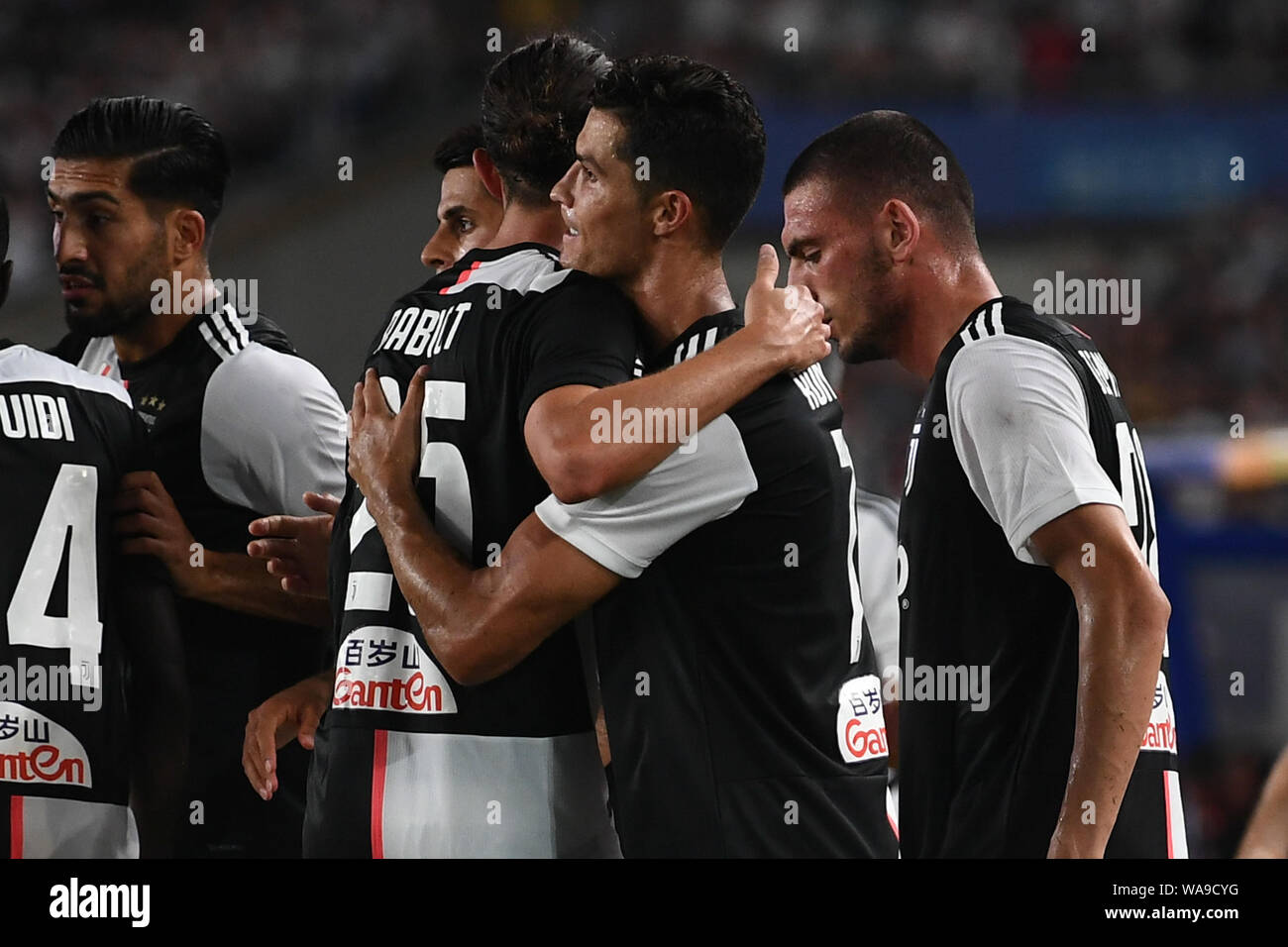 Joueur de football portugais Cristiano Ronaldo, droite, de la Juventus F.C. célèbre avec ses coéquipiers après avoir marqué contre l'Inter Milan au cours de la 2019 Banque D'Images