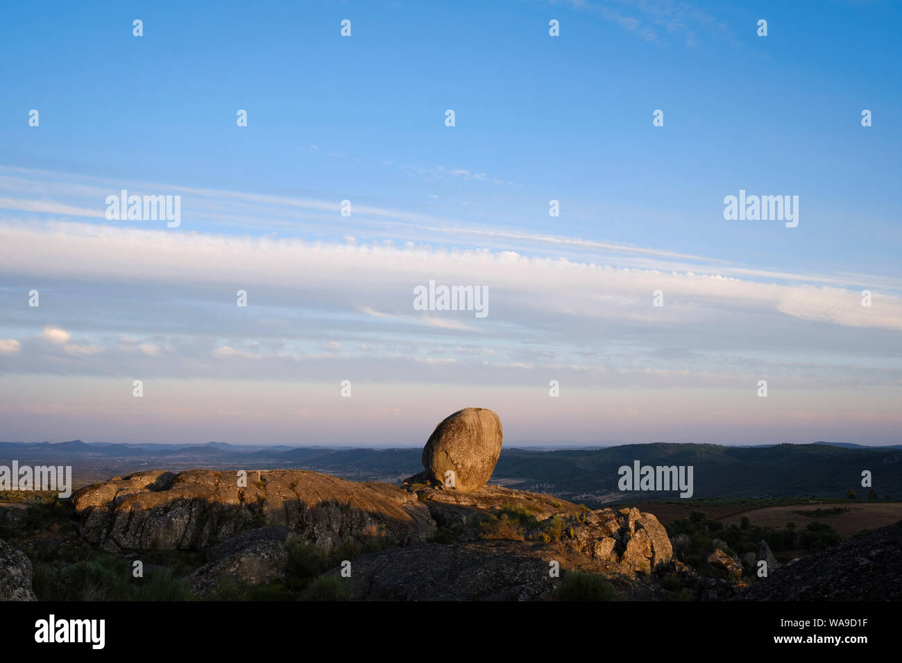 Bloc de granite ronde au coucher du soleil. Province de Cáceres. L'Estrémadure. L'Espagne. Banque D'Images