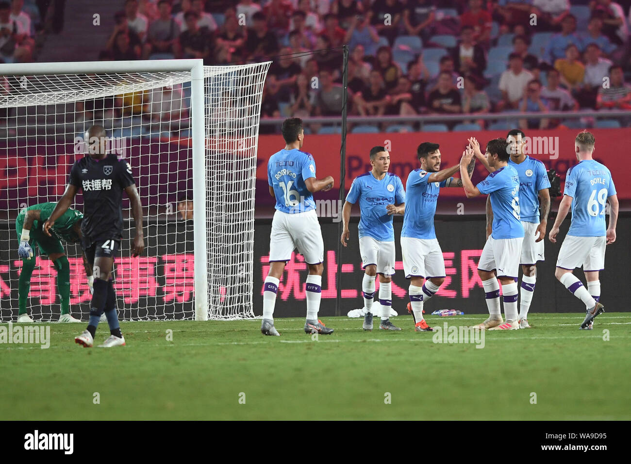 Joueur de football espagnol David Silva, centre-ville de Manchester, C.F. de champions de la Ligue anglaise célèbre avec ses coéquipiers après avoir marqué contre le W Banque D'Images