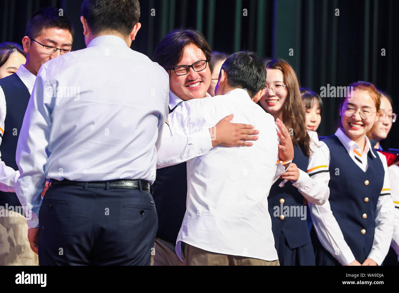 Jack Ma ou Ma Yun, centre, président du géant de l'e-commerce chinois Alibaba Group, interagit avec les élèves normaux pour enseigner dans les zones rurales au cours d'un lancer Banque D'Images