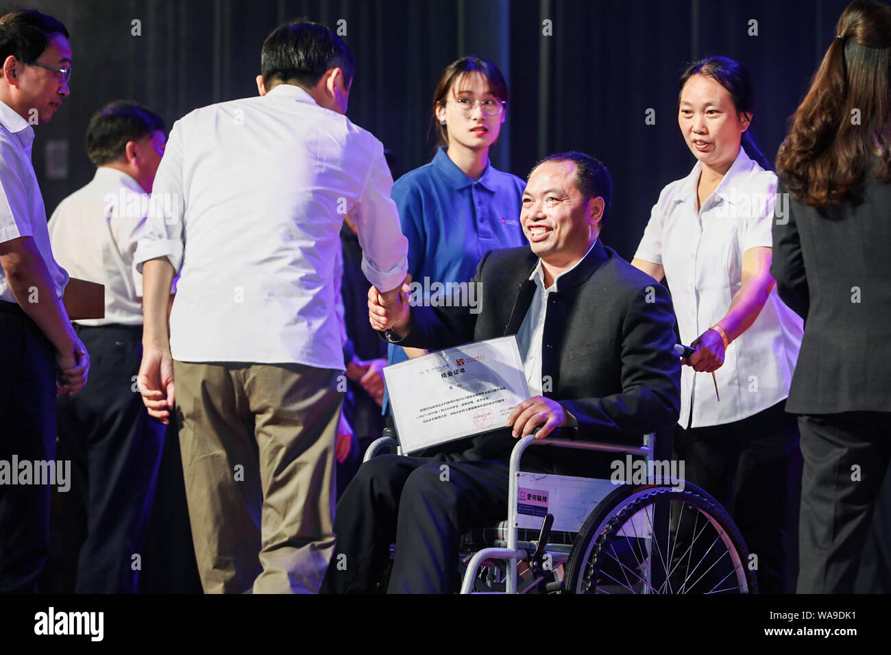 Jack Ma ou Ma Yun, centre, président du géant de l'e-commerce chinois Alibaba Group, interagit avec les élèves normaux pour enseigner dans les zones rurales au cours d'un lancer Banque D'Images