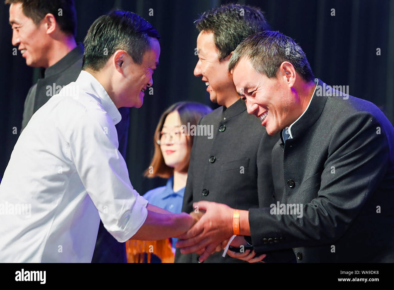 Jack Ma ou Ma Yun, centre, président du géant de l'e-commerce chinois Alibaba Group, interagit avec les élèves normaux pour enseigner dans les zones rurales au cours d'un lancer Banque D'Images