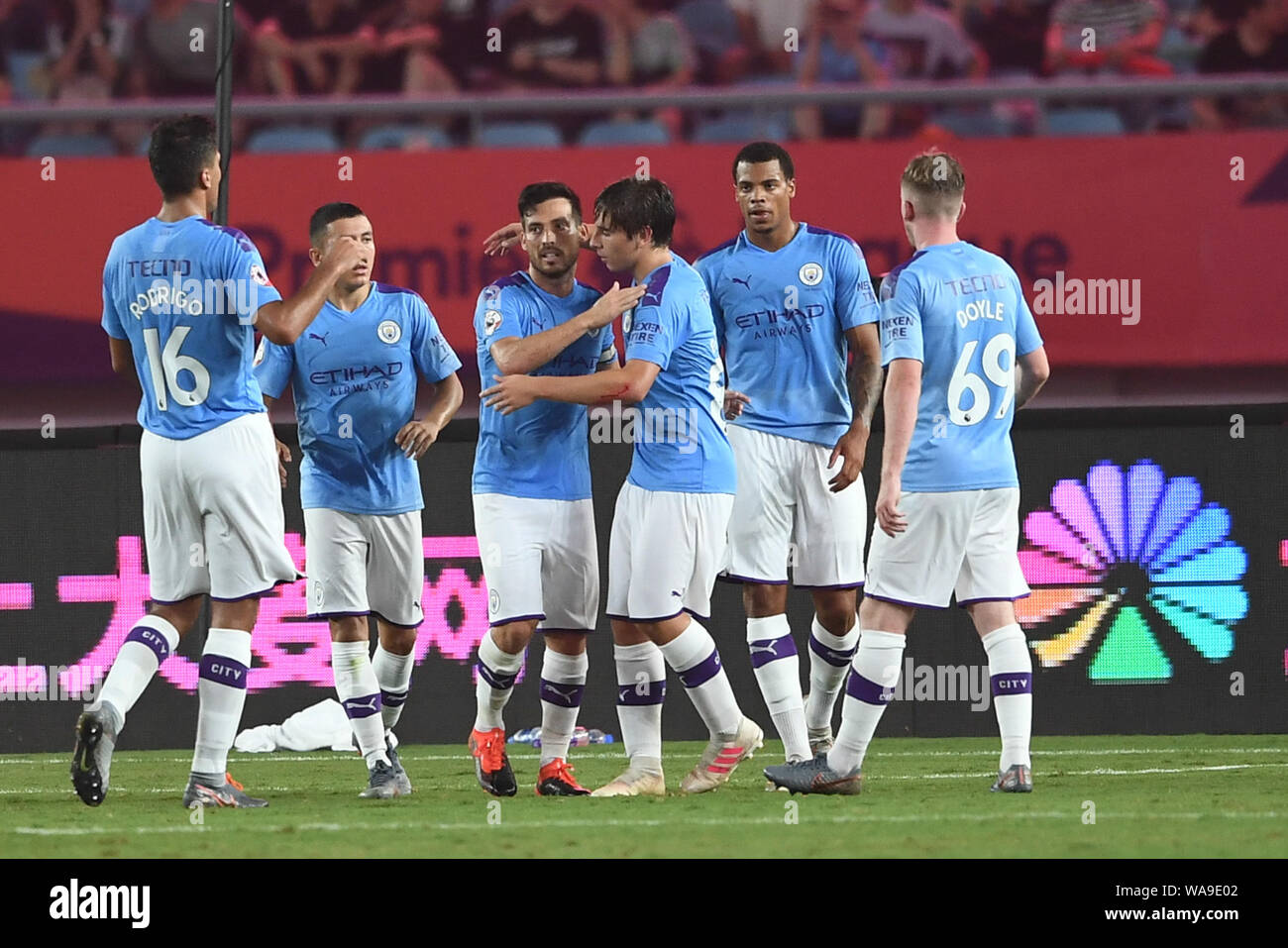Joueur de football espagnol David Silva, centre-ville de Manchester, C.F. de champions de la Ligue anglaise célèbre avec ses coéquipiers après avoir marqué contre le W Banque D'Images