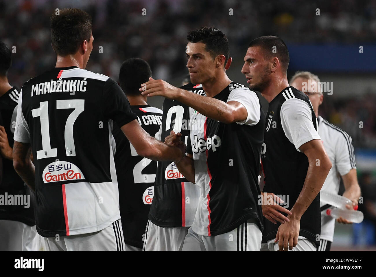 Joueur de football portugais Cristiano Ronaldo, droite, de la Juventus F.C. célèbre avec ses coéquipiers après avoir marqué contre l'Inter Milan au cours de la 2019 Banque D'Images