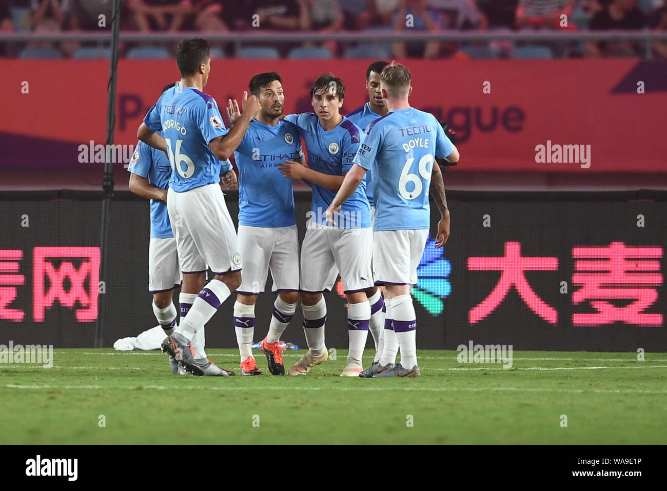 Joueur de football espagnol David Silva, centre-ville de Manchester, C.F. de champions de la Ligue anglaise célèbre avec ses coéquipiers après avoir marqué contre le W Banque D'Images