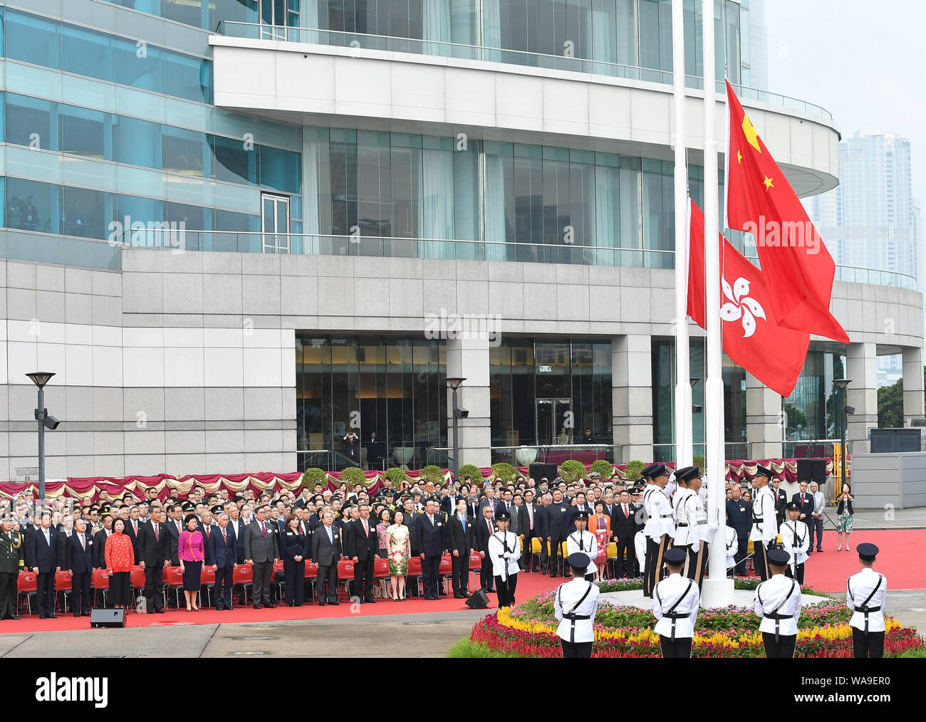 --FILE--drapeaux de Chine et Hong Kong (Région administrative spéciale de la République populaire de Chine sur le flutter le 69e anniversaire de la nation chinoise Banque D'Images