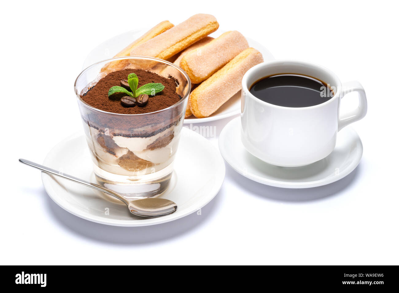 Dessert tiramisu classique dans une tasse en verre, savoiardi biscuits et café expresso sur fond blanc avec clipping path Banque D'Images