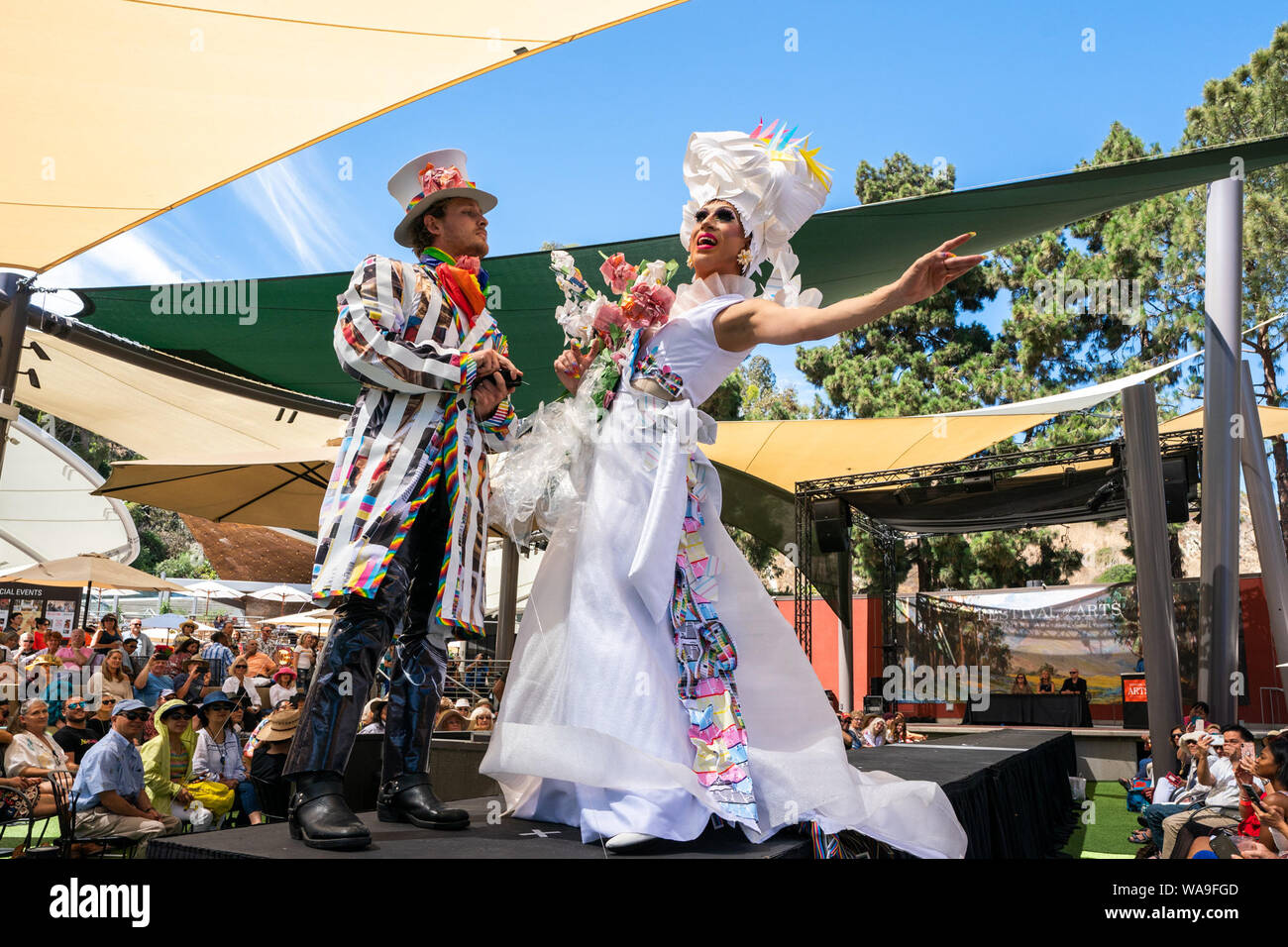 Laguna Beach, USA. Août 18, 2019. Présenter les modèles creations au 11e Festival de Mode de piste à Laguna Beach, Californie, États-Unis, le 18 août, 2019. Toutes les créations du fashion show sont fabriqués à partir de matériaux recyclés tels que les boîtes de savon, de magazines, de vieilles horloges et des bandes. Credit : Qian Weizhong/Xinhua Banque D'Images