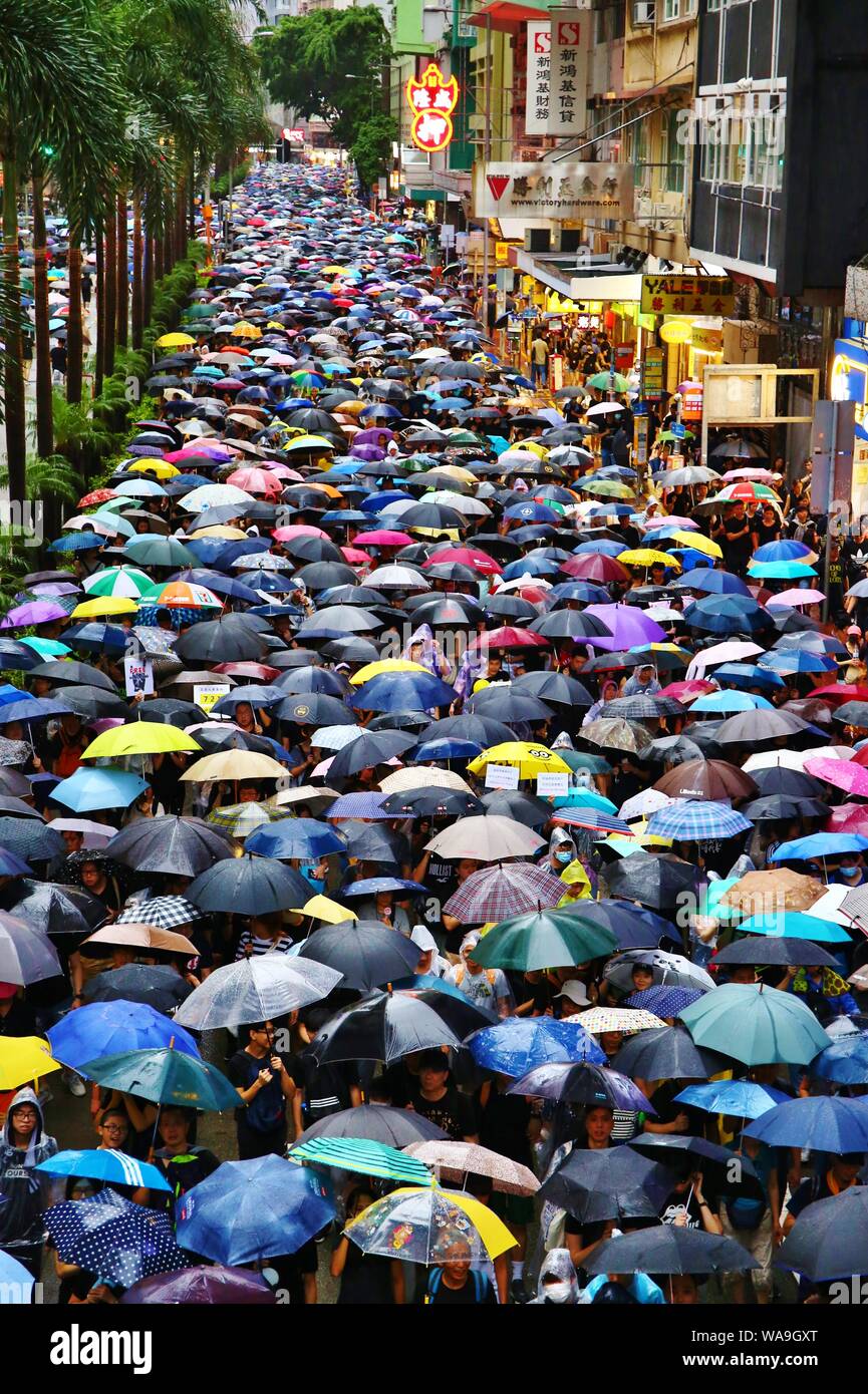 Hong Kong, Chine. Août 18, 2019. Selon les organisateurs, 1,7 millions de personnes participent à une manifestation pro-démocratie à Hong Kong. Il en fait la deuxième plus grande marche pacifique enregistrée à Hong Kong et après des semaines d'affrontements violents de protestation de ce week-end sont restées pacifiques. Gonzales : Crédit Photo/Alamy Live News Banque D'Images