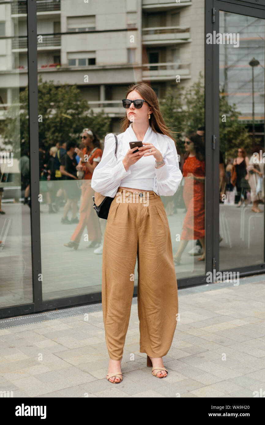 Les femmes à la mode et les hommes posent pour street snap au cours de la Fashion Week de Paris Men's Printemps/été 2020 à Paris, France, 10 juillet 2019. Banque D'Images
