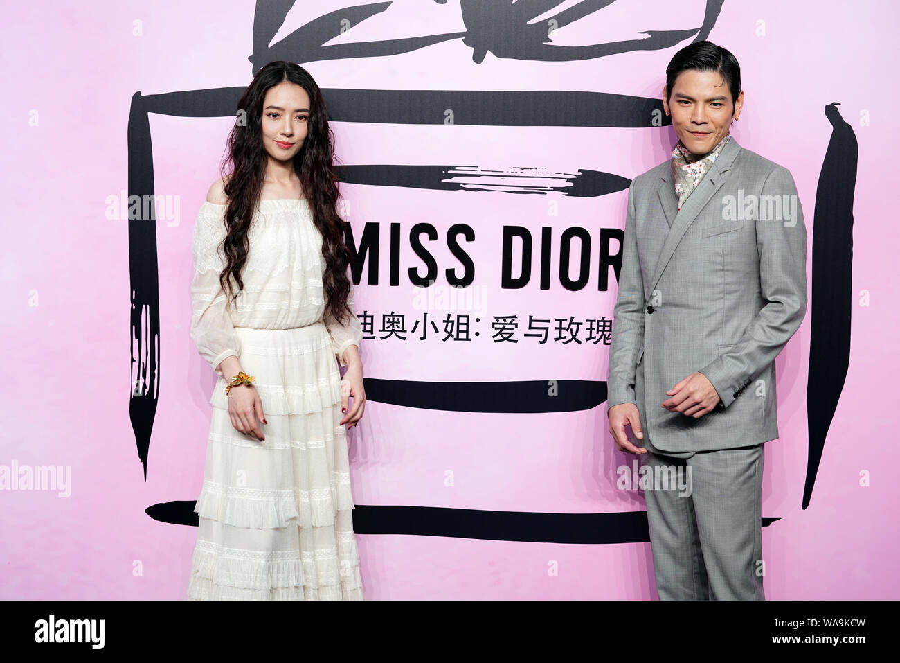 L'actrice taïwanaise Bea Hayden Guo, gauche, et fiancé acteur Hong Kong Jacky Heung Cho posent sur le tapis rouge pour la Miss Dior AMOUR N' ROSES EXPOSITION Banque D'Images