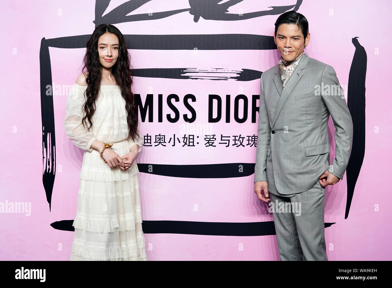 L'actrice taïwanaise Bea Hayden Guo, gauche, et fiancé acteur Hong Kong Jacky Heung Cho posent sur le tapis rouge pour la Miss Dior AMOUR N' ROSES EXPOSITION Banque D'Images