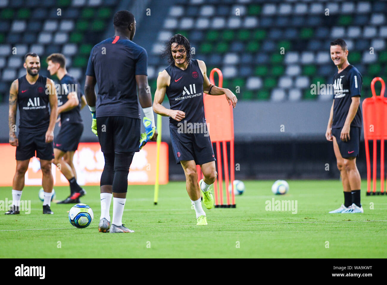 Edinson Cavani Centre Et Des Membres De L Equipe Du Paris Saint Germain Prendre Part A Une Session De Formation A Preparer Pour Le Prochain Match De La Ligue Internationale Photo Stock Alamy
