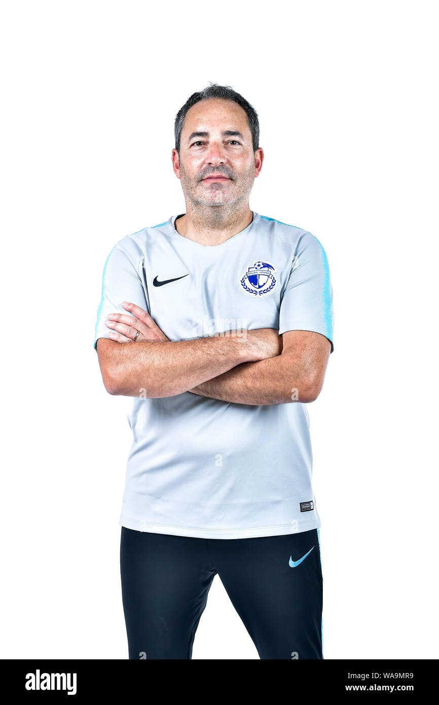 ****Exclusif l'entraîneur adjoint, Antonio Gomez de Dalian Yifang C.F. pose pendant le tournage session de portraits officiels pour le football chinois 2019 Banque D'Images