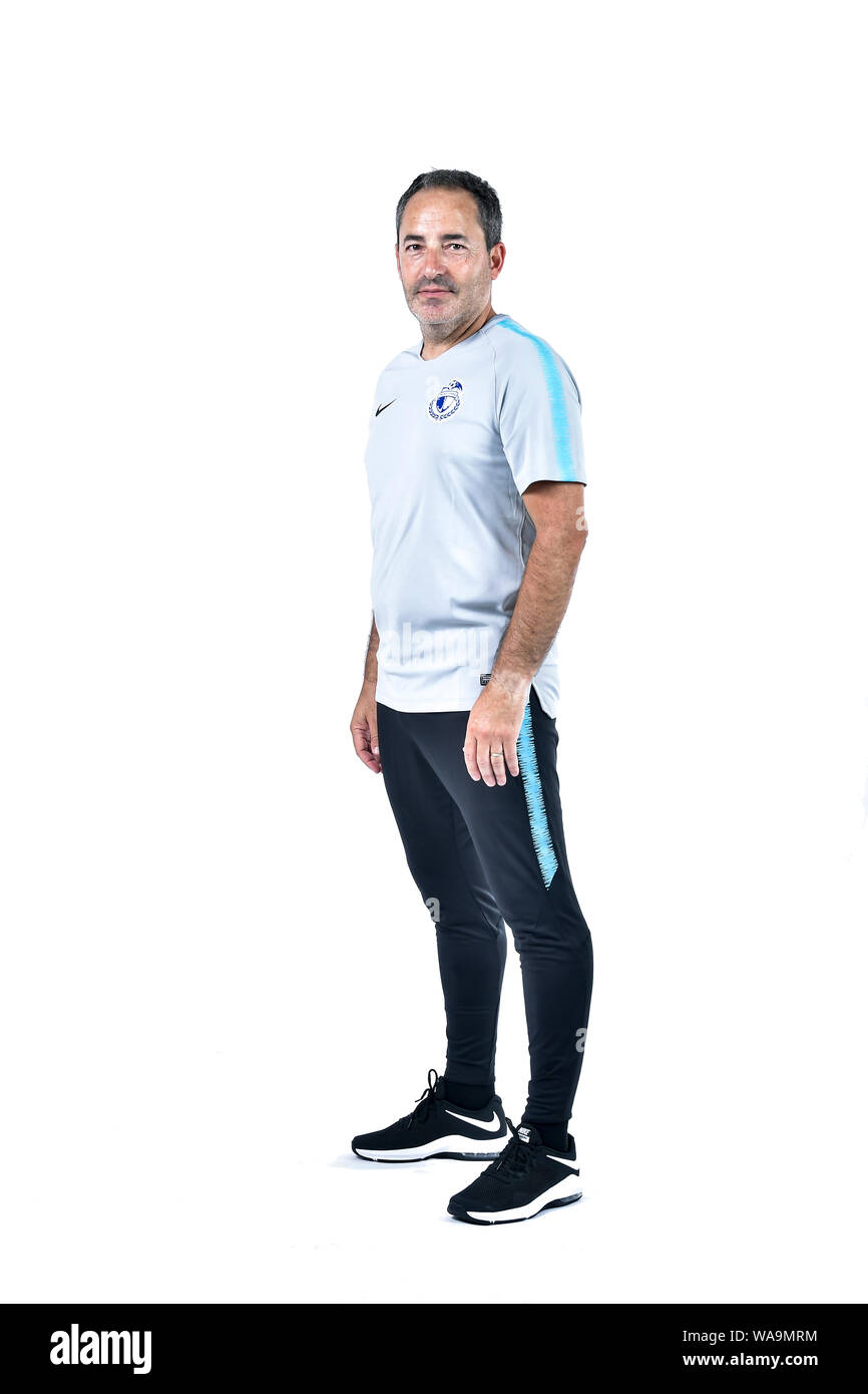 ****Exclusif l'entraîneur adjoint, Antonio Gomez de Dalian Yifang C.F. pose pendant le tournage session de portraits officiels pour le football chinois 2019 Banque D'Images