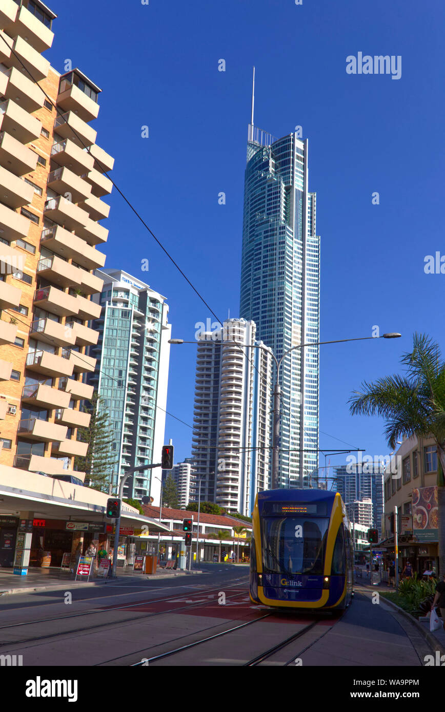 La Gold Coast) Glink (light rail Tram passant à travers le réseau des magasins de détail de la Gold Coast, Queensland, Australie Banque D'Images