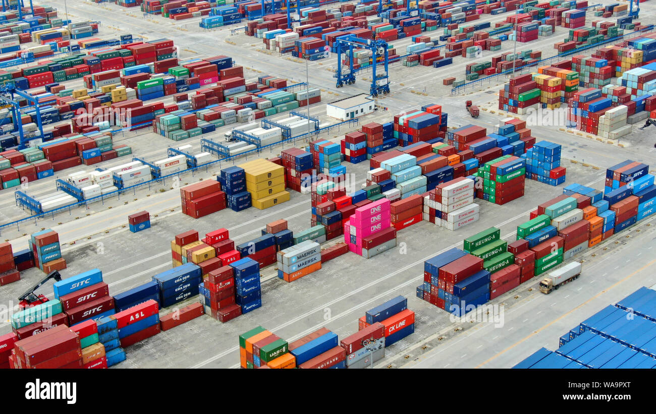 Des piles de conteneurs sont d'être expédiés à l'étranger, au port de la ville de Nantong, province du Jiangsu en Chine de l'Est, 18 juillet 2019. La ville chinoise de Chongqing est Banque D'Images