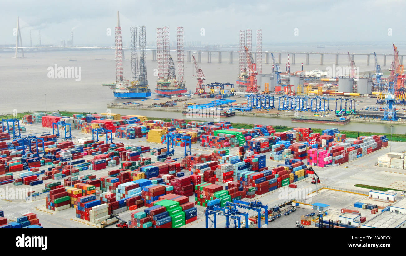 Des piles de conteneurs sont d'être expédiés à l'étranger, au port de la ville de Nantong, province du Jiangsu en Chine de l'Est, 18 juillet 2019. La ville chinoise de Chongqing est Banque D'Images