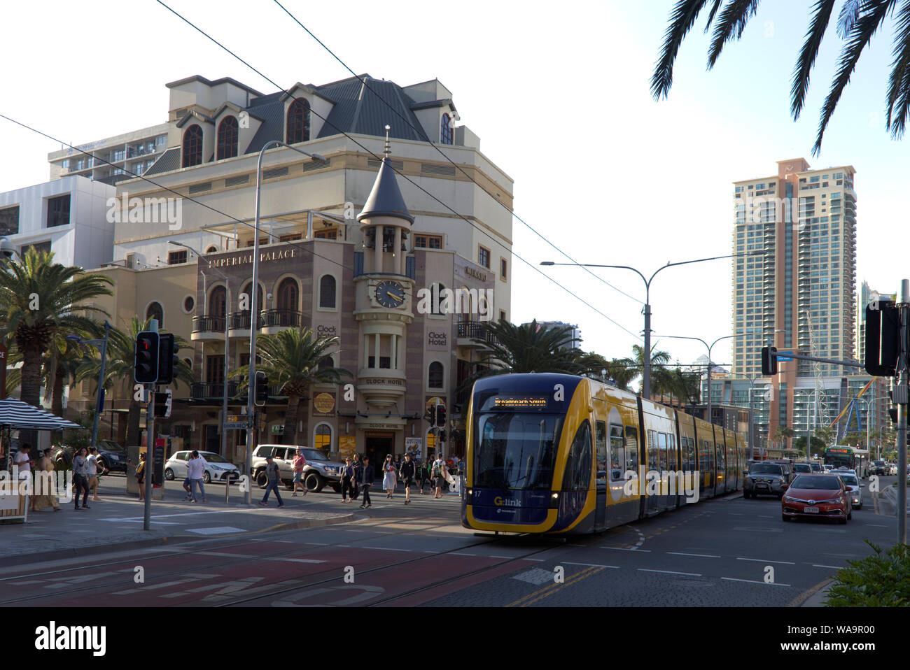 La Gold Coast) Glink (light rail Tram passant à travers le réseau des magasins de détail de la Gold Coast, Queensland, Australie Banque D'Images