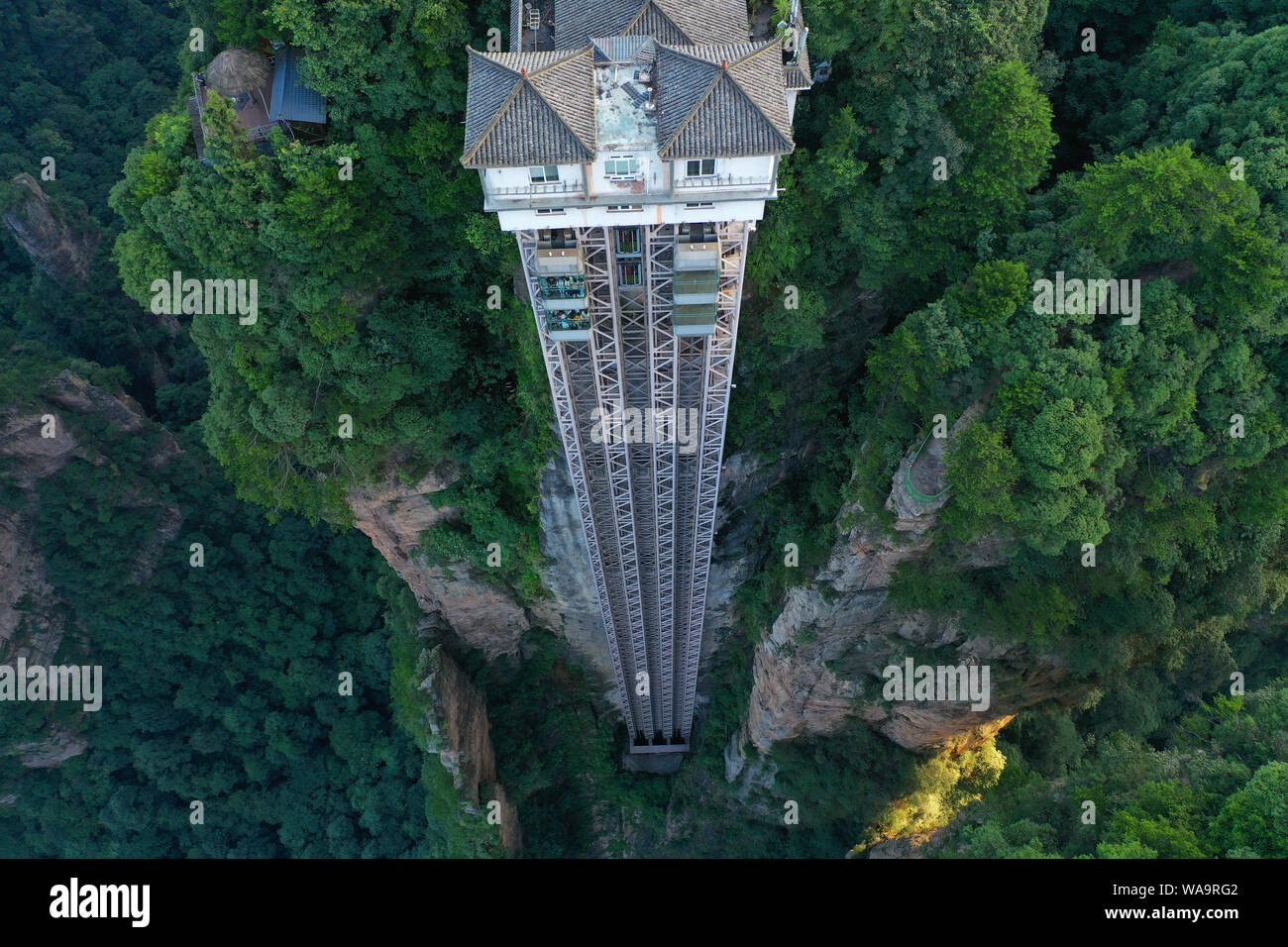 Vue aérienne de l'Ascenseur Bailong, qui est en plein air le plus grand du monde, de l'élévateur de gravir une montagne pure falaise au panoramique et historique de Wulingyuan Banque D'Images