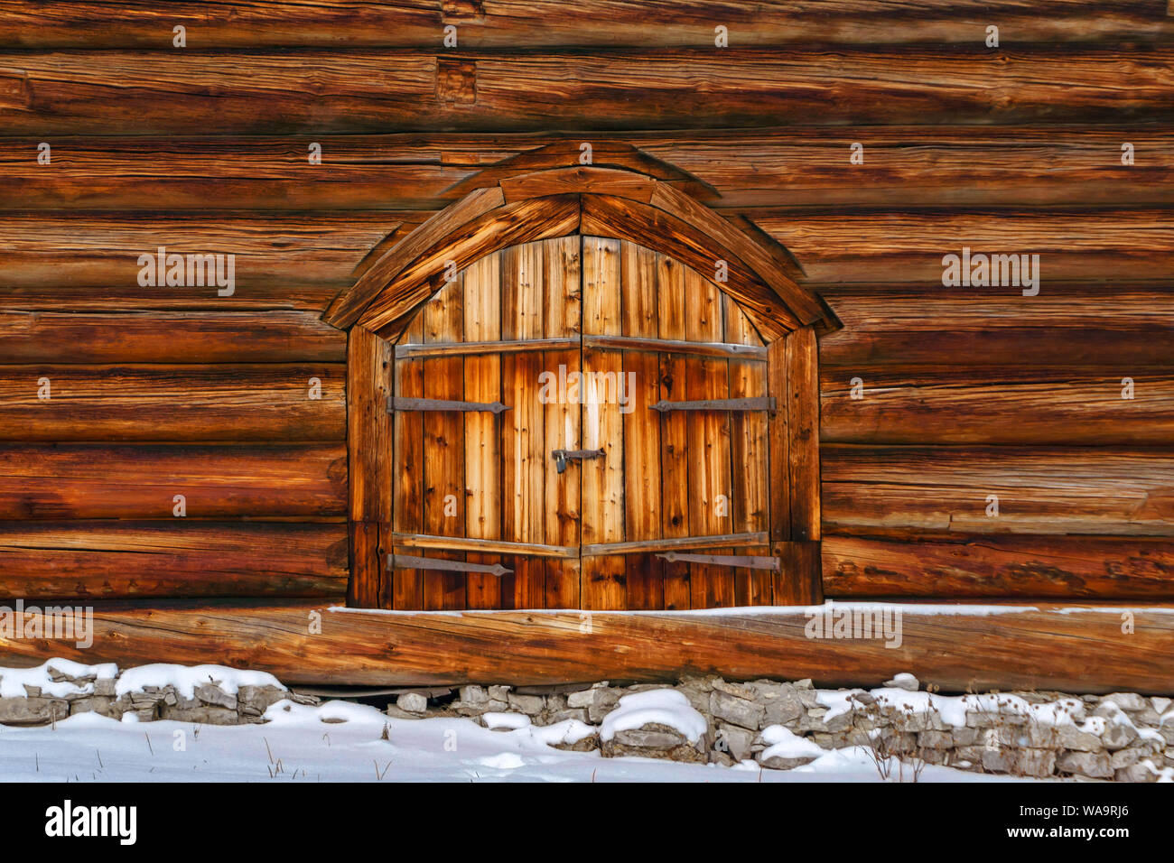 Contexte - en bois fermée portes doubles dans le journal de wall Banque D'Images