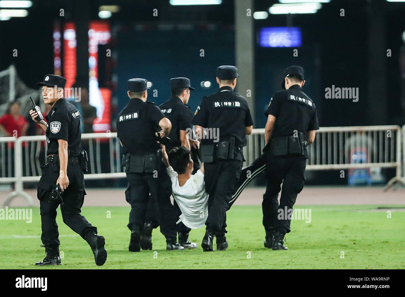 Un ventilateur d'adoration est chassé par les membres du personnel de sécurité au cours de l'International 2019 Tournoi de football de la Coupe des Champions entre la Juventus F.C. et Inter Banque D'Images