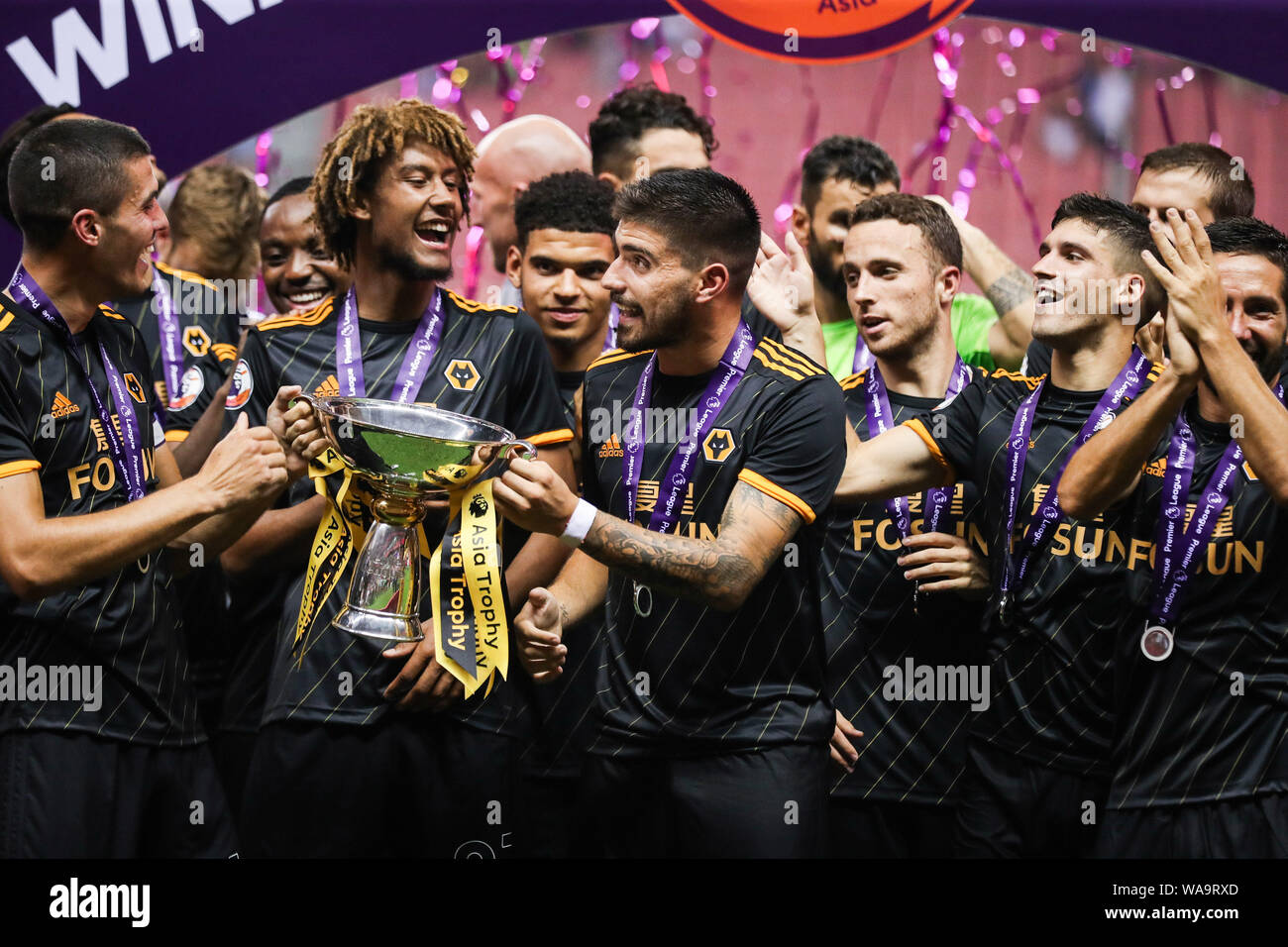 Les joueurs de Wolverhampton Wanderers F.C. de champions de la Ligue  anglaise posent avec leur trophée après avoir remporté le match final au  cours de la Premier League Asi Photo Stock -